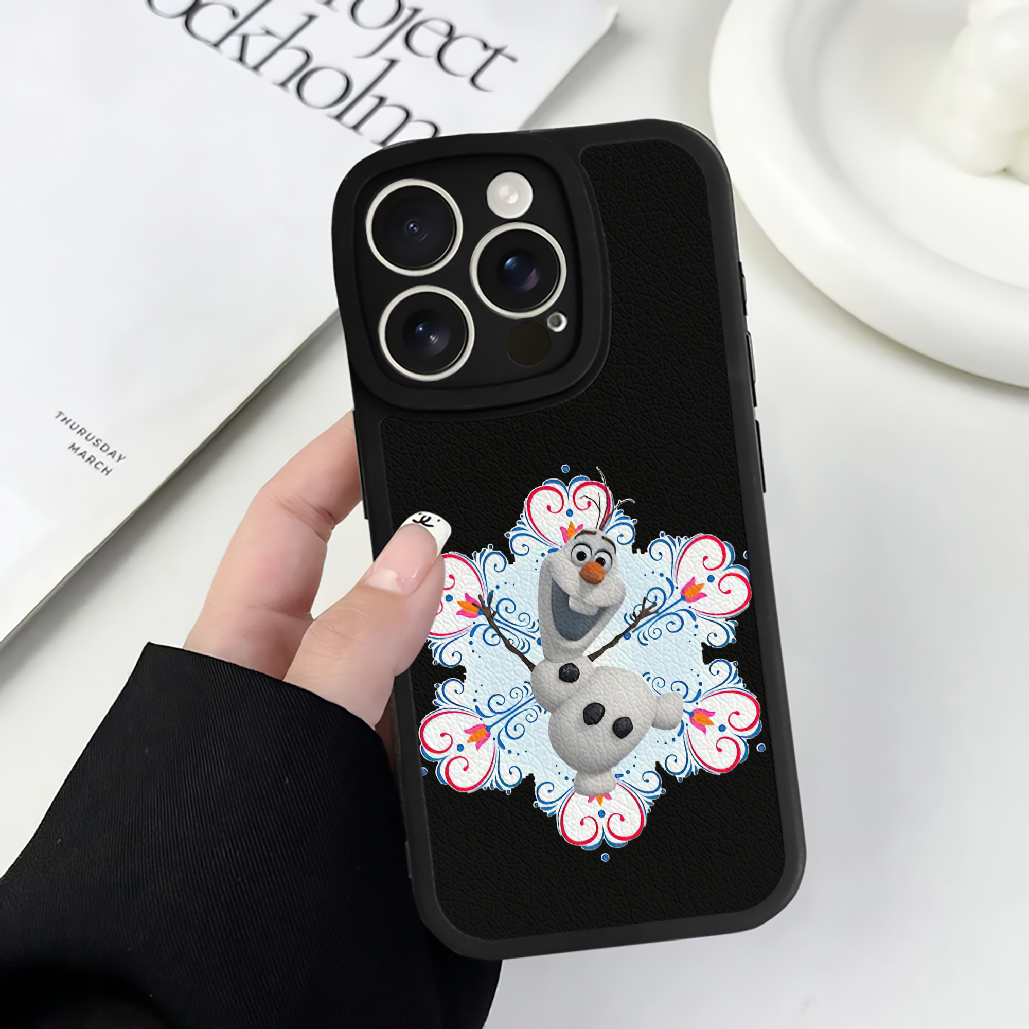 （画像用） アナと雪の女王 アンナ エルサ Frozen Anna Elsa 【iPhone 16シリーズ対応】シリコンスマホケース（レザー調） 材質：シリコン